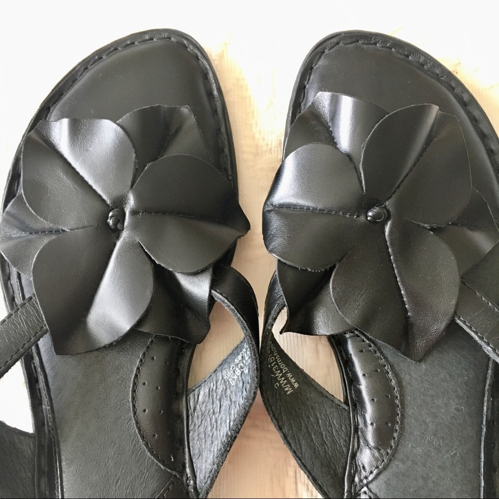 Born NWT leather size 9 black floral thong sandals